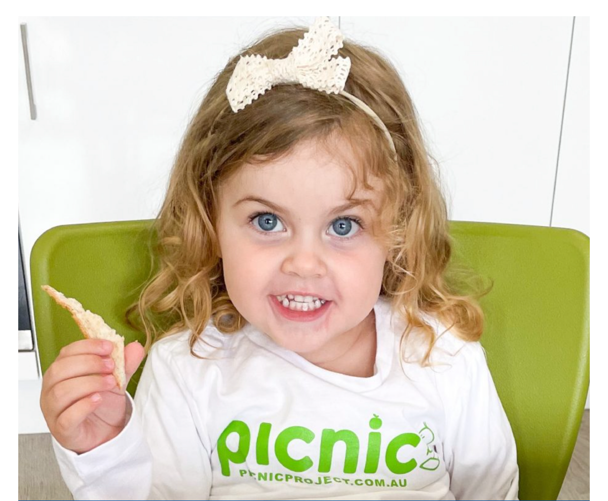 Little PICNIC poppit with some bread